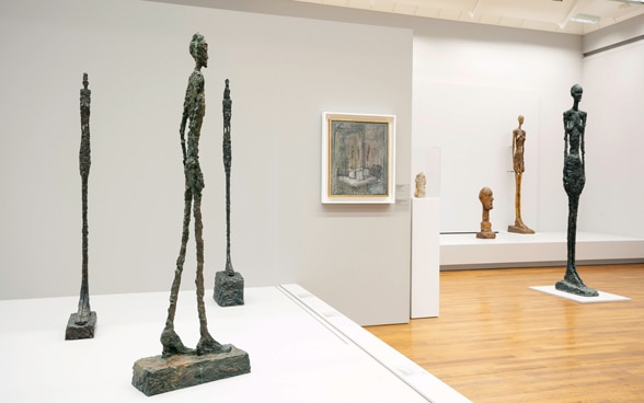 『歩く男』に代表される細長い人物を表現したブロンズ彫刻の展示