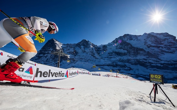 Skirennfahrer auf der Lauberhorn-Strecke mit Blick auf Alpenpanorama