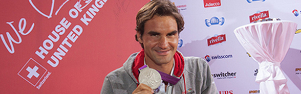 Roger Federer montre sa médaille olympique
