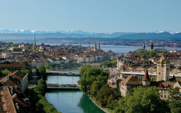 Альтернативный текст: Город Цюрих на фоне Цюрихского озера и Альп.