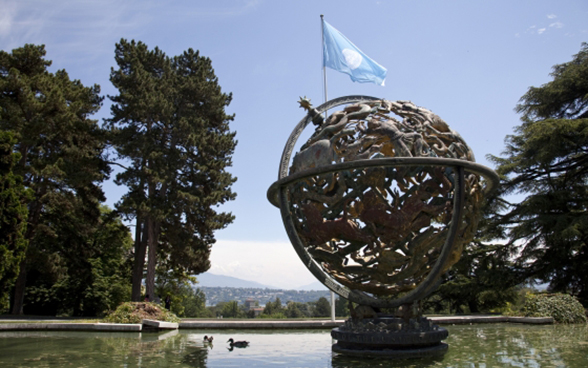 Fuente con globo delante de la sede de Naciones Unidas en Ginebra.