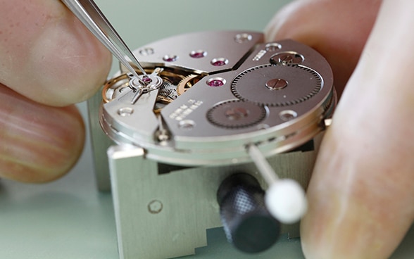 Eine mechanische Armbanduhr wird in einer Uhrenfabrik in Grenchen repariert.