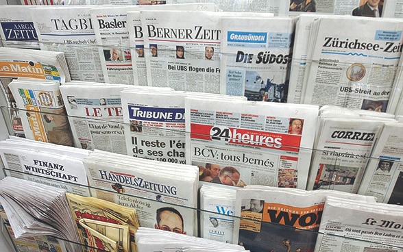Verschiedene Zeitungen an einem Zeitungsstand.