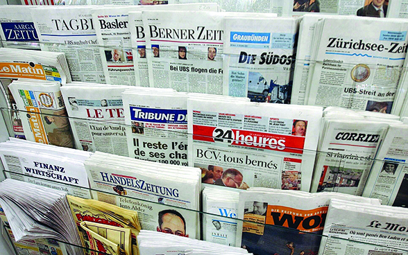 スタンドに並ぶさまざまな新聞
