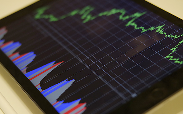 黑色电子屏幕上显示着金融类证券的价格波动情况。