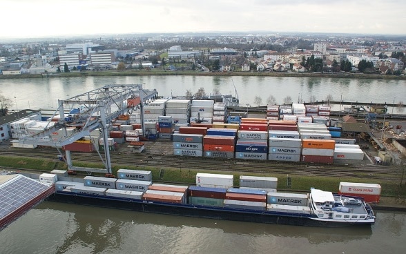 Ein Rheinschiff hat an einem Rheinhafen zu Basel angelegt.