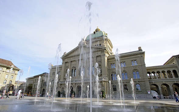 Jets d'eau sur la place fédérale, devant le Palais fédéral, Berne