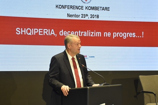 Swiss Ambassador Adrian Maître addressing the conference on decentralisation in Albania. ©