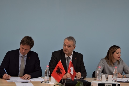 Swiss Ambassador in Albania Adrian Maître (centre) and Albania's Deputy Prime Minister Senida Mesi (right) at the 2nd Advisory Board meeting of RisiAlbania. © 