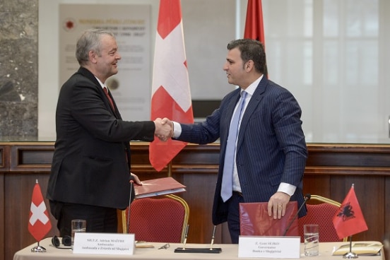 Swiss Ambassador Adrian Maître (left) and Governor of the Bank of Albania Gent Sejko after signing a memorandum of understanding on technical assistance. 