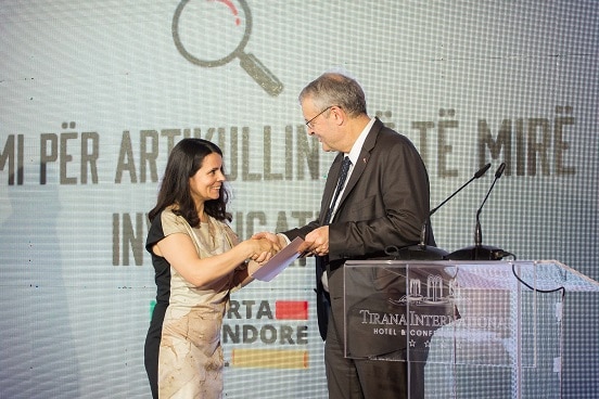 Swiss Ambassador Adrian Maître handing over the award for Best Investigative Article to journalist Fatbardha Nergjoni, Tirana, 17.06.2019.