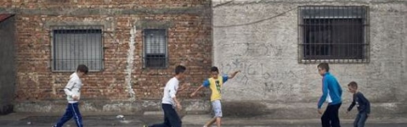Fëmijët luajnë futboll rruge në Durrës, Shqipëri. 