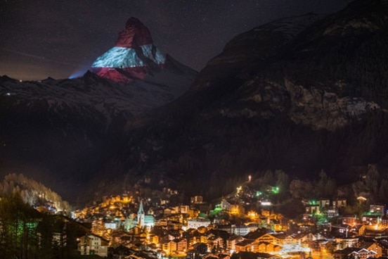 Lichtprojektion am Matterhorn mit österreichischer Fahne