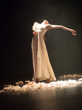 "Danza e Mistero": Francesca Zaccaria in Tiziana Arnaboldis Hommage an die expressionistische Tänzerin Charlotte Bara.