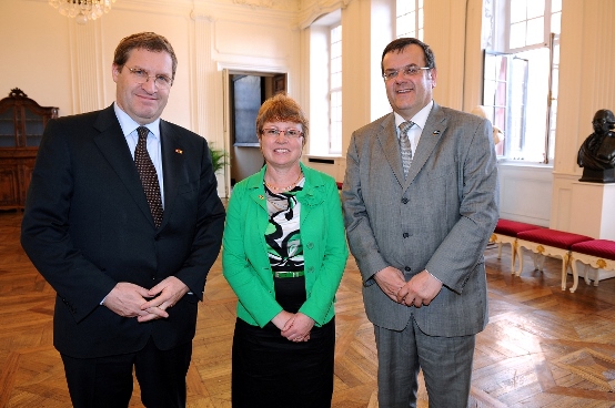 L’Ambassadeur Bénédict de Cerjat, Mme Florence Roth et le Bourgmestre Willy Demeyer 