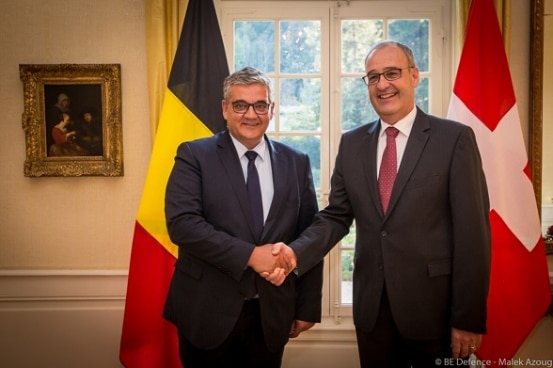 Le Ministre de la Défense belge et son homologue suisse Guy Parmelin lors d’une rencontre officielle en Suisse le 12 octobre 2017.