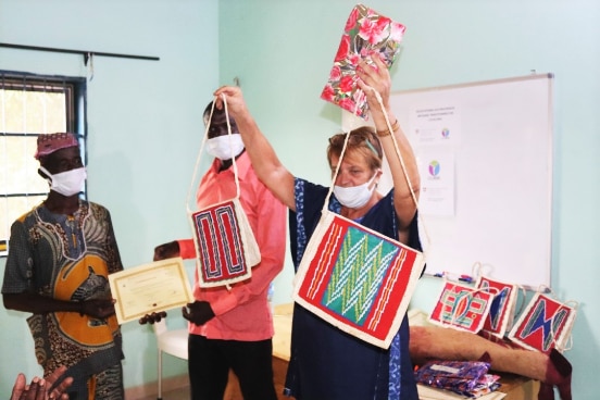 Des  sacs en cuir fabriqués par les jeunes apprenant-e-s formé-e-s par l'ONG Bénin Culture Développement et Amitié, avec le soutien financier de la Coopération suisse au Bénin