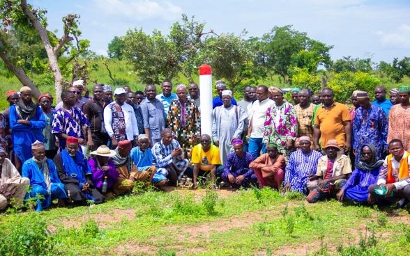 Photo de famille des acteurs autour du couloir de passage du bétail réalisé à Gamia dans la commune de Bembéréké par  le Fonds National de Développement Agricole (FNDA) sur financement de la Coopération suisse au Bénin