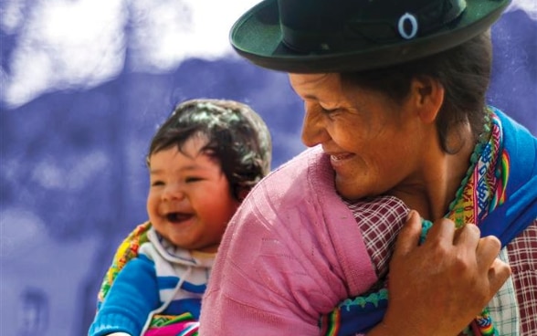 Mujer indígena con su hijo