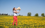 Sonja Morgenegg singing on a flower field