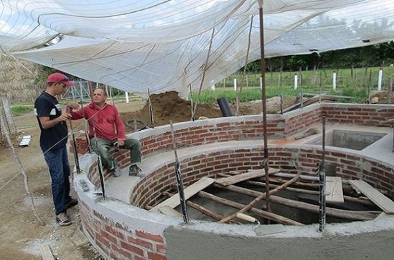 Alexander Lopez asesora la contrucción biodigestores