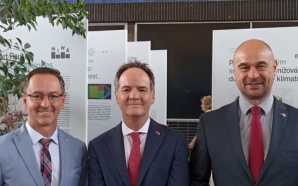 L'Ambassadeur Philippe Guex avec Martin Charvát, Maire de Pardubice et Martin Kolovratník, Membre du Parlement de la République tchèque