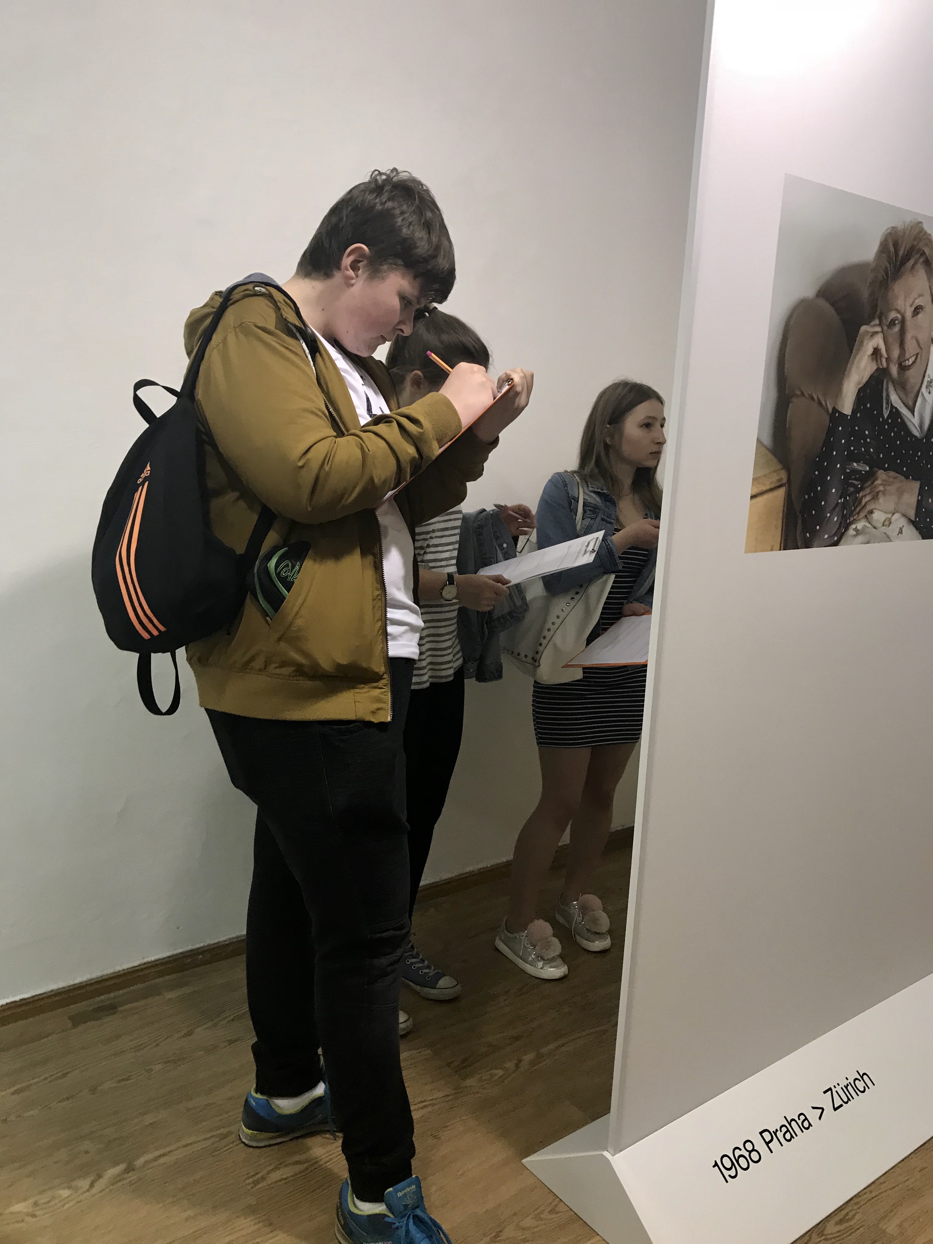 Dne 12.04. 2018 navštívilo výstavu 58 studentů Anglicko-českého gymnázia Amazon. Společně se spolupracovníky velvyslanectví se aktivně zúčastnili programu, který byl pro ně speciálně připraven na téma domov a vlast.