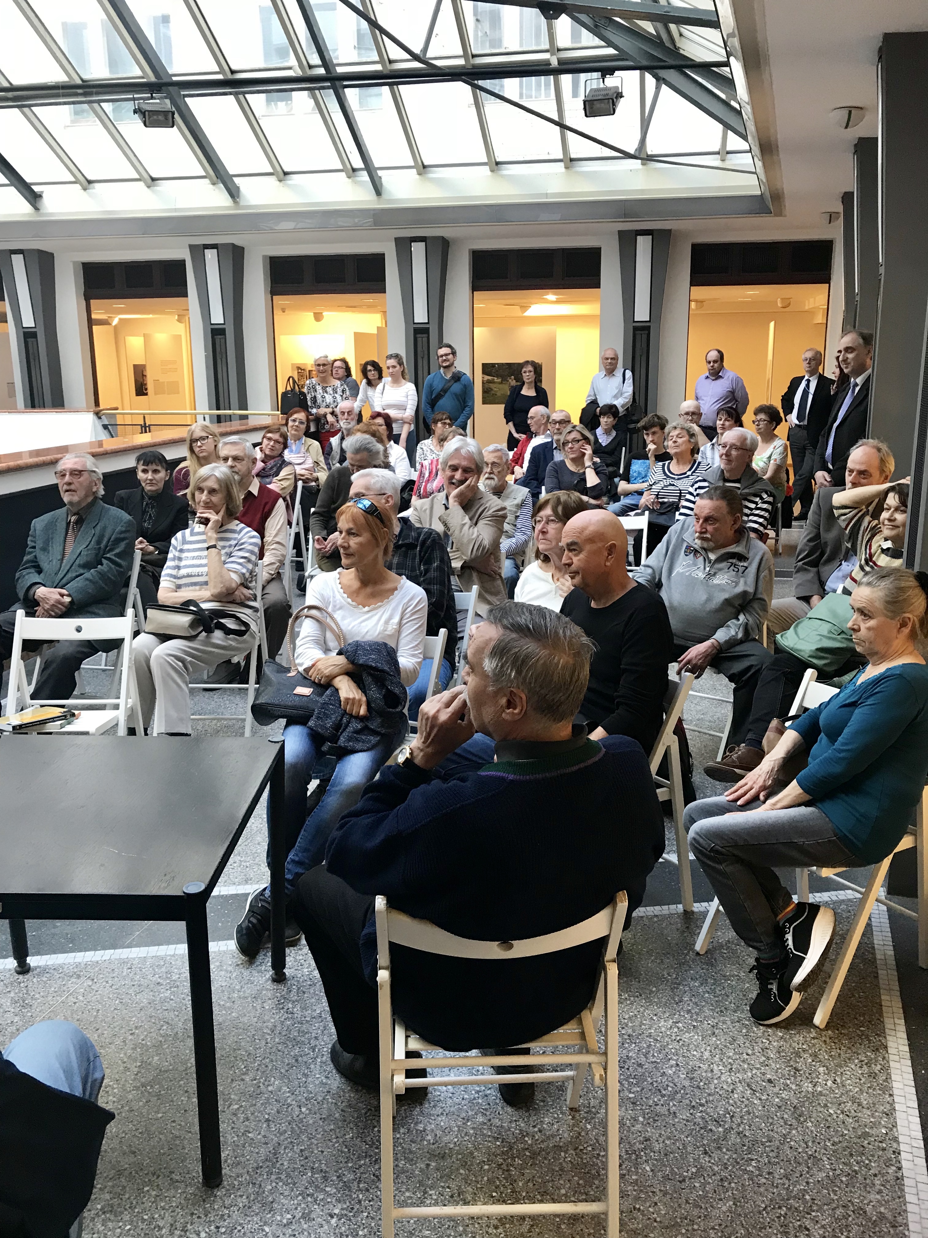 Am 10.04. 2018 hat in der Galerie kritiku die kommentierte Führung stattgefunden. Durch die Ausstellung hat die anwesenden Gäste die Fotografin Iren Stehli geführt.