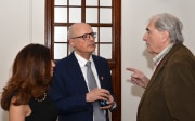 Švýcarský velvyslanec Dominik Furgler a paní Hayam Furgler v rozhovoru s bývalým českým velvyslancem Jaroslavem Šedivým.