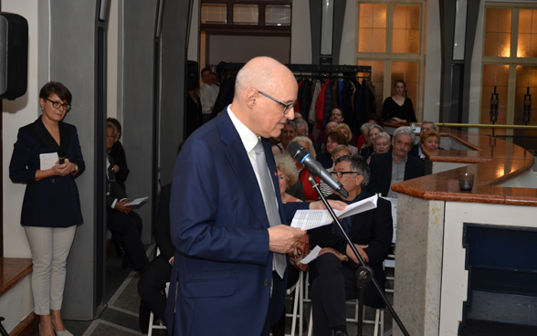 Velvyslanec Švýcarska Dominik Furgler při projevu k hostům