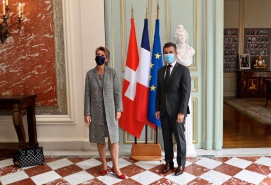 La conseillère fédérale Karin Keller-Sutter rencontre le ministre de l’Intérieur français Gérald Darmanin à Paris