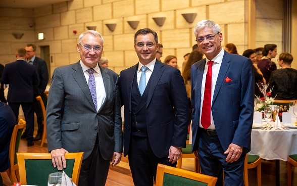 Balról jobbra: Jean-François Paroz nagykövet, Debrecen polgármestere, Papp László, a Swisscham elnöke, Béres István