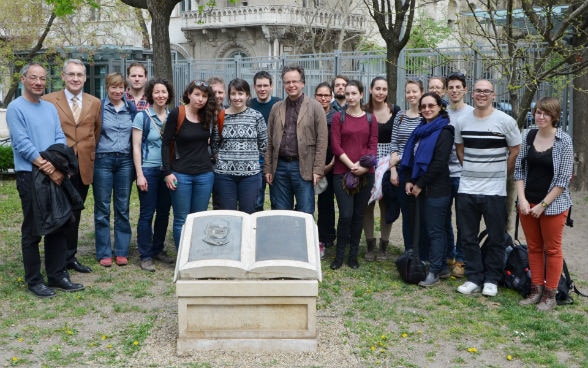 und Studenten der Universität Fribourg und der Schweizerischen Botschafter vor dem Carl Lutz Denkmal (c) Schweizerische Botschaft