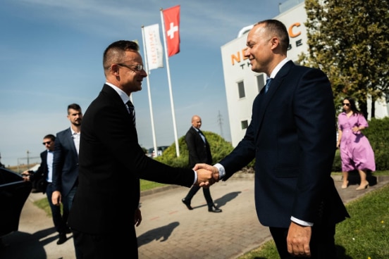 Aussen- und Aussenwirtschaftsminister Péter Szijjartó und der Managing Director der Neopac Hungary Ltd., Csaba Oláh