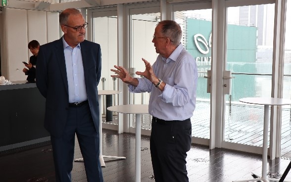 ギー・パルムラン経済・教育・研究大臣（左）とジャーナリストのジョージ・バウムガルトナー氏 ©在日スイス大使館