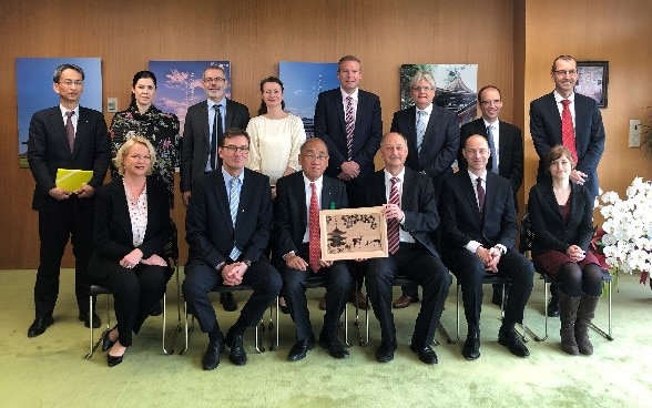 Group picture after discussing “aging societies” including Governor Shogo Arai of Nara Prefecture (1st row/3rd from left) ©Embassy of Switzerland in Japan