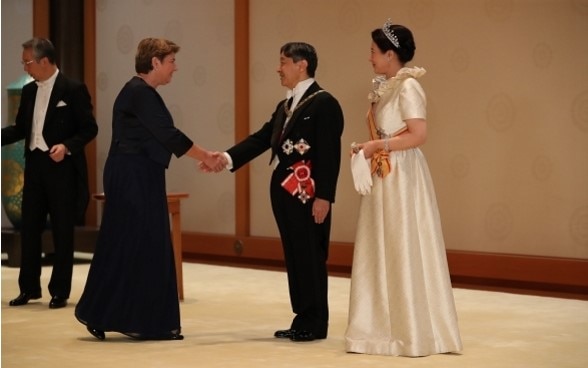 Federal Councillor Viola Amherd, shaking hands with the new Emperor ⒸImperial Household Agency