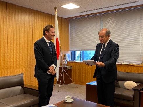 (From left) Dr. Andreas Baum, Ambassador-Designate of Switzerland to Japan, Mr. AKIBA Takeo, Vice-Minister for Foreign Affairs