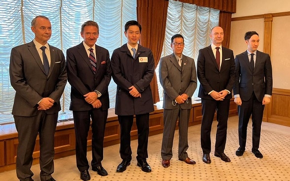 吉村洋文知事と松井一郎市長(中央)を囲むスイス大使館アンドレアス・バオム大使(左から2番目)、マルクス・ロイビ公使(右から2番目)、フェリックス・メスナー領事(左から1番目)、ジョナス・プルヴァ広報文化部長