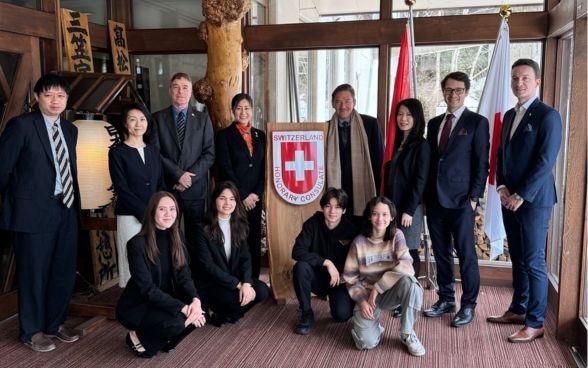 新在東川名誉領事（中央左）、駐日スイス大使（中央右）と在日スイス大使館職員