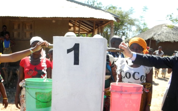 Embaixador Suíço e Governadora de Cabo Delgado inaugurando o sistema de abastecimento de àgua em Cabo Delgado