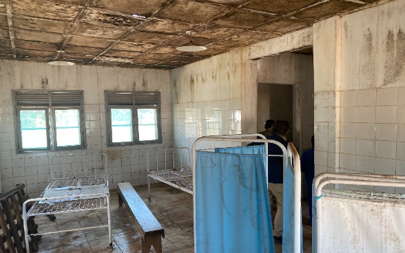 La maternité de Mariri étant sans toit depuis les intempéris cycloniques de 2019, les pièces pour accueillir les patients sont couvertes de moisisures et l'endroit est délabré.