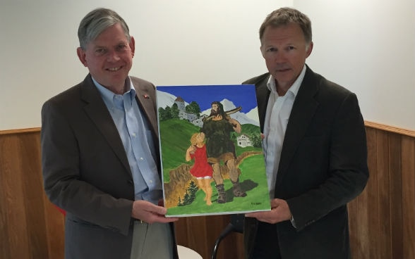 Swiss-NZ artist Bernie Napp gifts his painting of William Tell to the Embassy (Wellington, 14 January 2016)