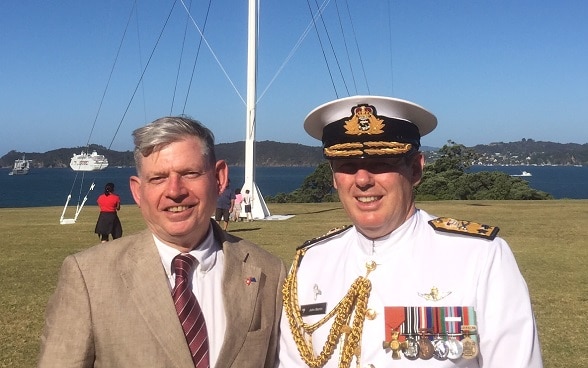 Navy commander Rear Admiral John Martin with Ambassador Vogelsanger © FDFA 