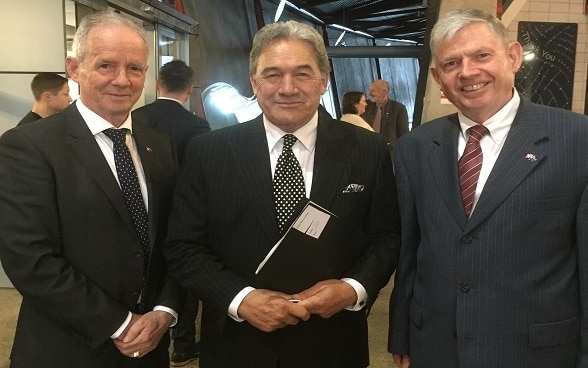 The Rt. Hon. Winston Peters, leader of New Zealand First, with Ambassador David Vogelsanger and Consul Peter Deutschle ©FDFA