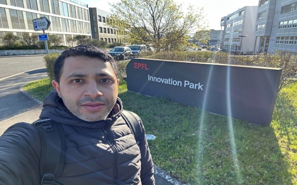 Basem Khalaf durante il suo quotidiano tragitto mattutino per recarsi a Swiss EdTech Collider, situata sul campus del PF di Losanna.