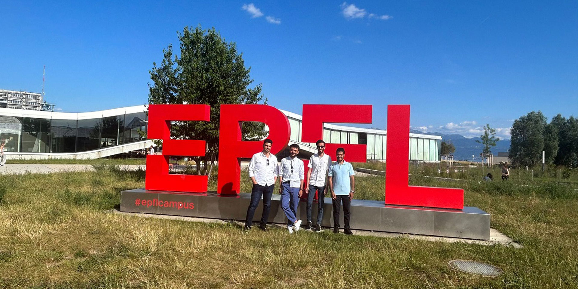 De jeunes entrepreneurs en science des données de la bande de Gaza sur le campus de l'EPFL.