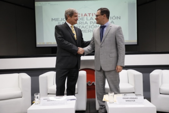 Edgar Vasquez, Viceministro de comercio exterior y Markus-Alexander Antonietti, Embajador de Suiza