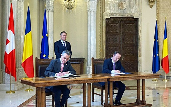Ignazio Cassis, Adrian Caciu (Finanzminister) , in Anwesenheit von Präsident Klaus Iohannis