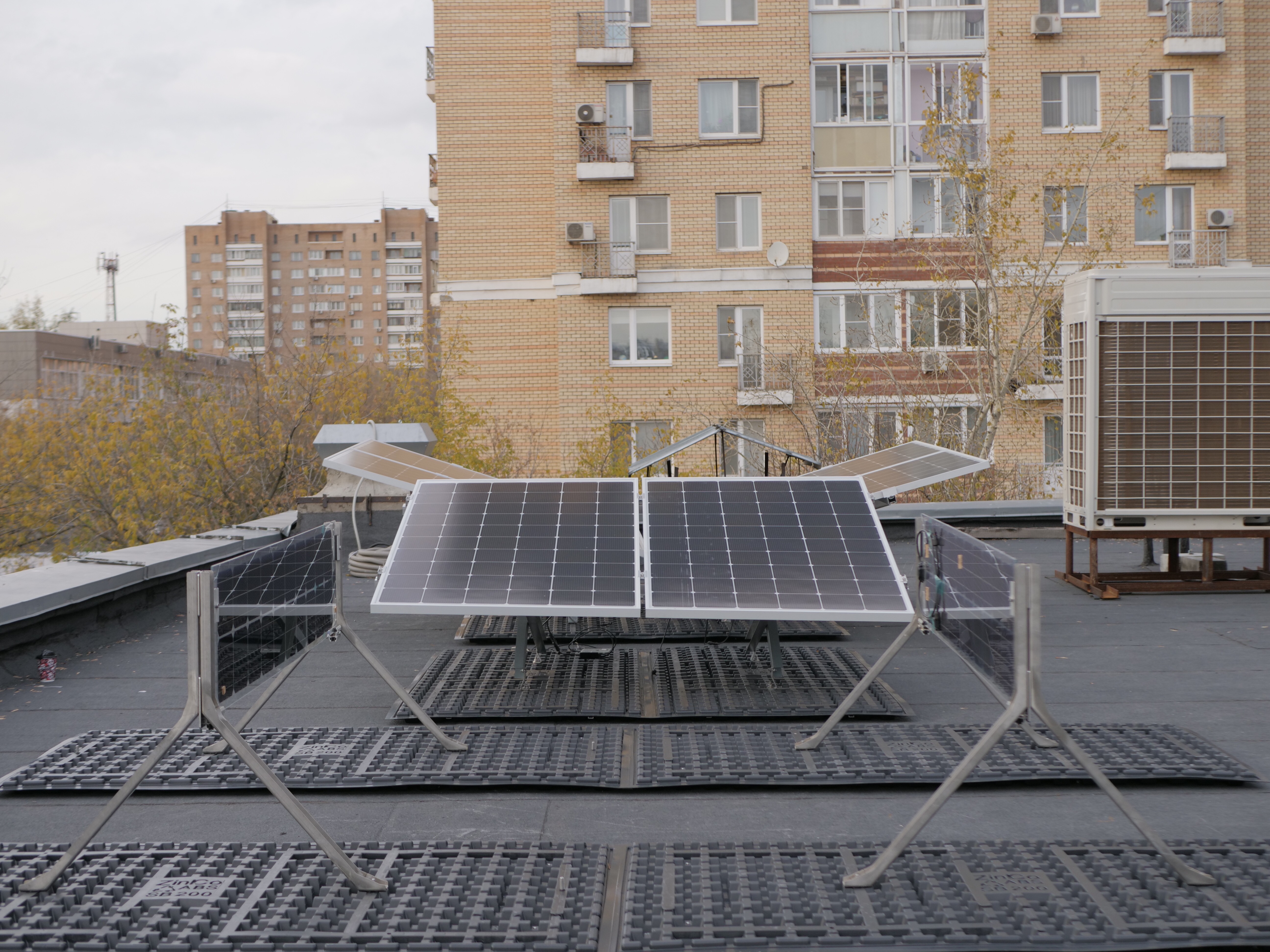 -	Schweizerisches Solarsystem auf dem Dach der Schule N1502 in Moskau